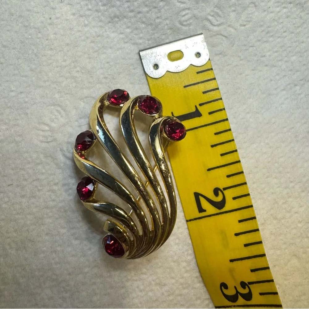 Elegant Gold and Red Gemstone Brooch